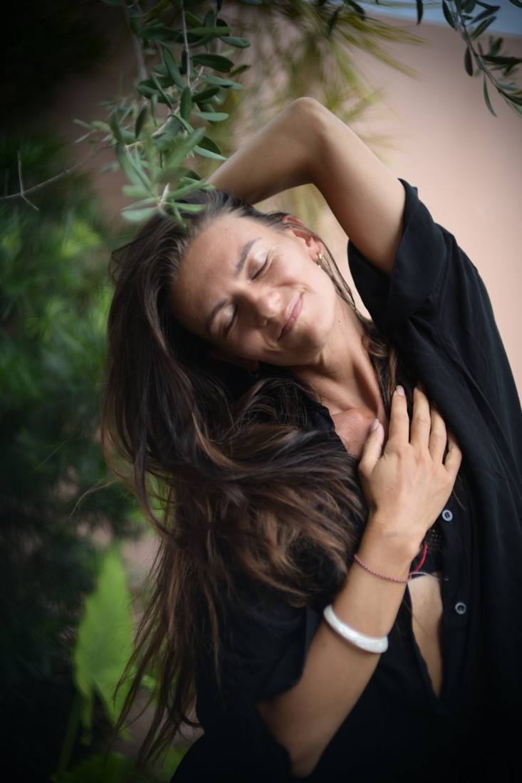 Pip Elysium, eyes closed, hand on her heart
